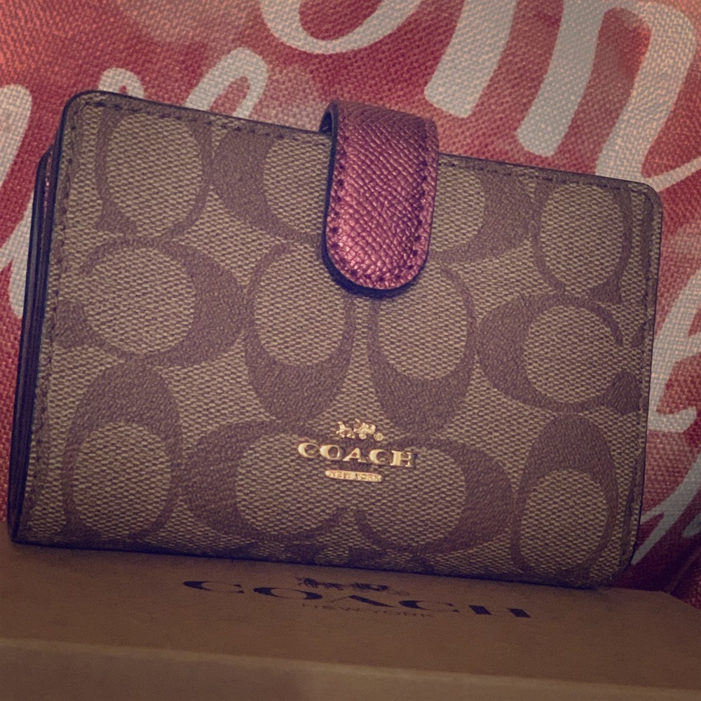 COACH Signature Med Wallet Khaki/Metallic Wine